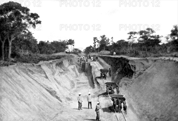 Construction du chemin de fer de Brazzaville à l'océan, en 1923 au Congo.