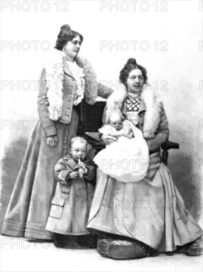 Guerre du Transvaal.
Portraits des petites-filles et des arrières-petits-enfants du président Krüger, en 1900.