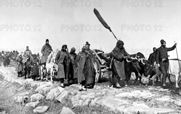 Guerre des Balkans. 
Retraite de l'armée turque vaincue, en 1912