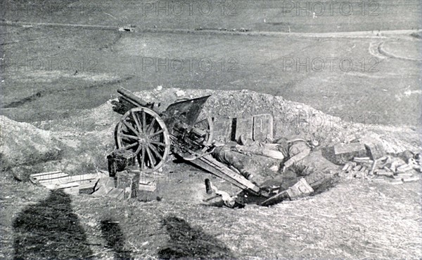 Guerre des Balkans.
En avant de Monastir, en 1912, un camp de retranchement abandonné par les troupes turques.