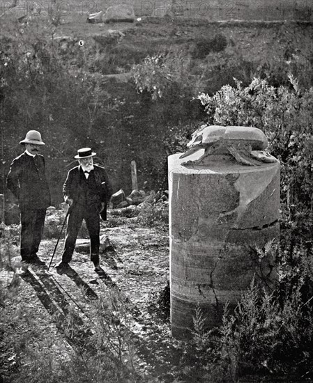 M. Camille Saint-Saëns et M. Georges Legrain devant le scarabée géant en granit de Karnak en Egypte (1912).