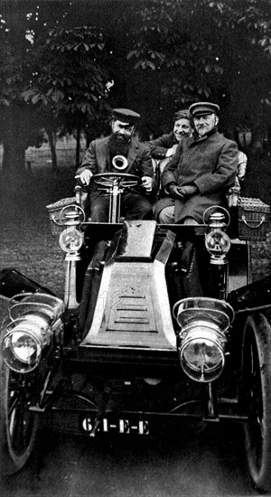 Tristan Bernard au volant d'une voiture Renault, avec à ses côtés Jules Renard, et derrière eux le fils de Lucien Guitry, Sacha (début 20e).