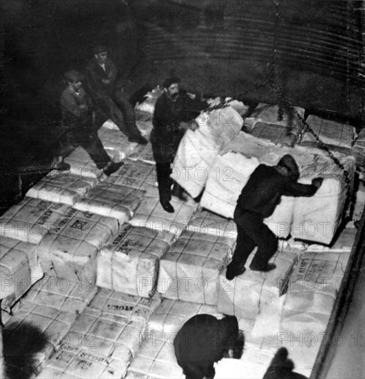 Dockers au travail dans le port de Rouen, en 1929