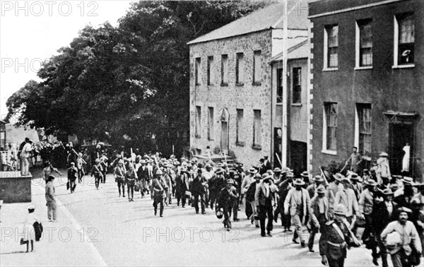 Guerre du Transvaal. 
Arrivée d'un détachement de prisonniers boers dans l'île de Sainte-Hélène, en 1900.