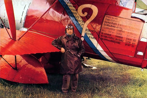 Le pilote Dieudonné Coste pose devant l'avion : "Le Point d'Interrogation" (1930).