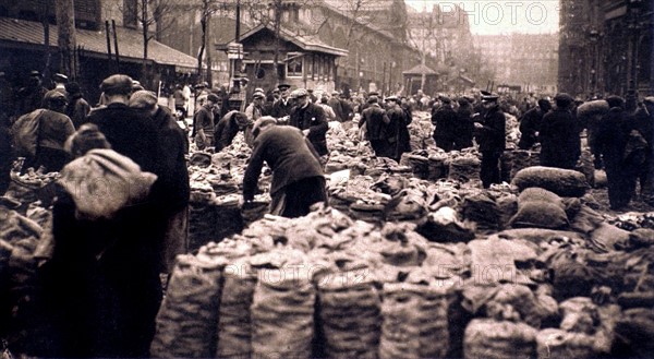 Le carreau des Halles à 7 heures du matin, à Paris en 1930.