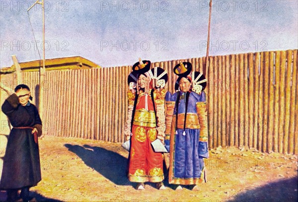 Deux princesses mongoles d'Ourga, avec leur suivante (1910).