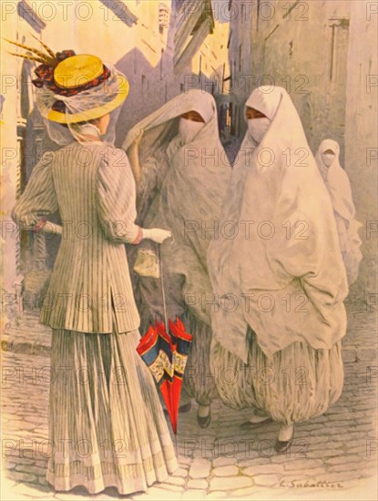Femmes, européennes et arabes, dans une rue d'Alger (1910).