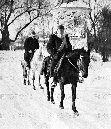 Léon Tolstoï suivi du docteur Makovitzki, en Russie (1910).