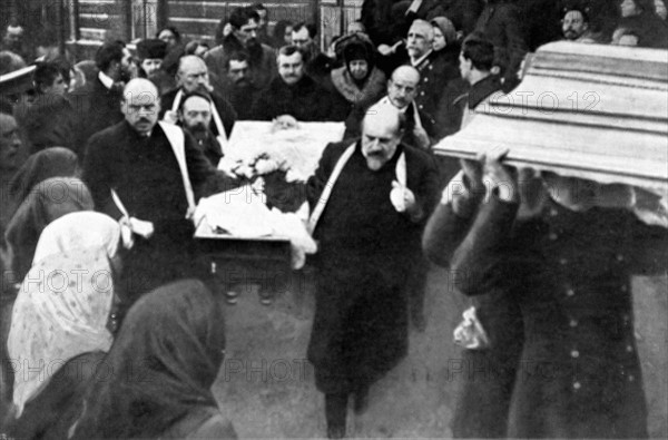 Léon Tolstoi's funeral at Astapovo train station, in Russia (1910)