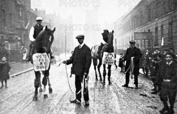 Propagande électorale dans les rues de Hackney South (faubourg de Londres), en 1910