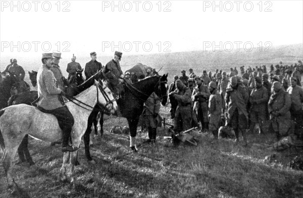 Première Guerre Mondiale. 
Les défenses de Salonique inspectées par le général Sarrail (1916).