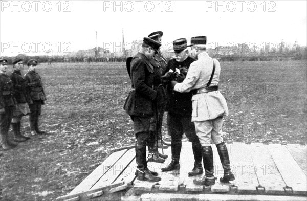 Première Guerre Mondiale. 
Visite du général Joffre sur le front (1916).