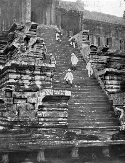 M. Albert Sarraut, gouverneur général de l'Indochine, visite au Cambodge, le temple d'Angkor Vat (1914)