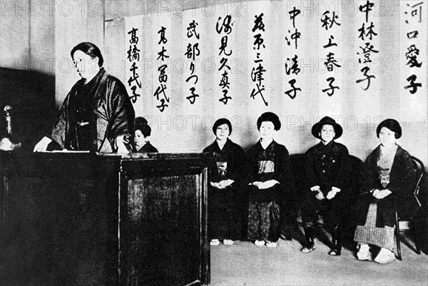 Premières élections au Japon. Meeting féministe à Tokyo, en 1928.