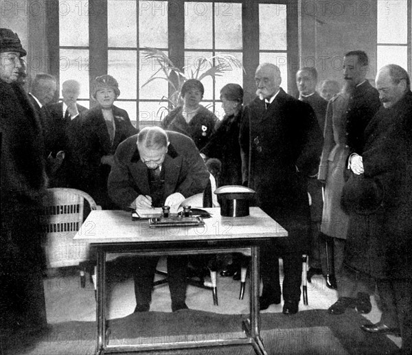 Inauguration à Paris, du Foyer des infirmières françaises par le président de la République M. Doumergue, en 1928.