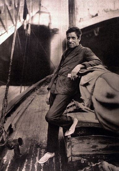 Portrait d'Alain Gerbault, sur le pont de son "Firecrest", 1929