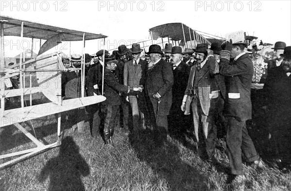 A Bordeaux, le président de la République, M. Fallières, passe en revue les aviateurs militaires et civils (1910)