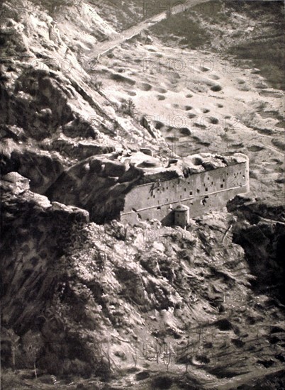 Première Guerre Mondiale. 
Le fort de Malborghetto en Autriche, après le bombardement par les canons italiens (1916).