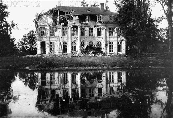 Première Guerre Mondiale. 
Le château de Boesinghe en Belgique, après un bombardement en 1915.