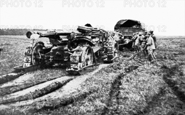 World War I. 
Emplacement of a 155-mm Filloux gun in the French lines between Amiens and Montdidier (1918)