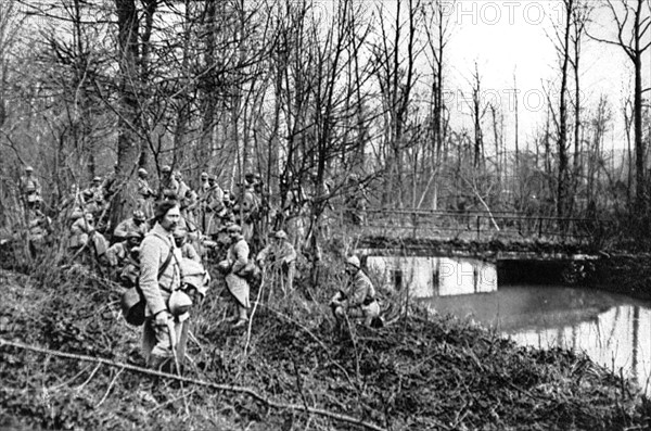 Première Guerre Mondiale. 
Section d'infanterie faisant halte sur les bords de la Noye, en 1918.
