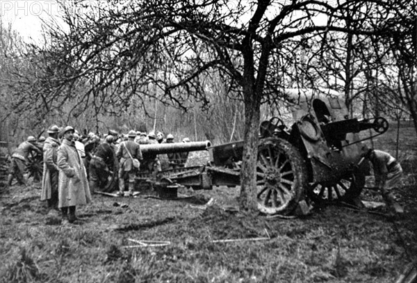 Première Guerre Mondiale. 
Mise en batterie d'un 155mm Schneider, en 1918.