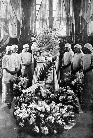 Première Guerre Mondiale. 
Un obus tombé dans une crèche parisienne, en 1918, cause la mort d'une infirmière.