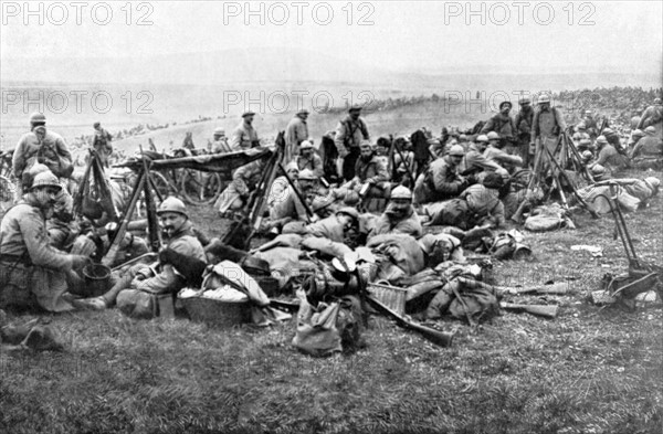 Première Guerre Mondiale. Derrière le front de Verdun, troupes au repos bivouaquant dans la plaine (1916).