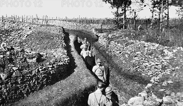 Première Guerre Mondiale. 
Visite du président Poincaré aux installations défensives de la Woëvre, en 1916.