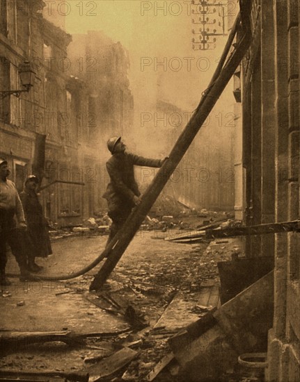 Première Guerre Mondiale. 
A Verdun, les pompiers luttent contre les feux allumés par les obus incendiaires (1916).