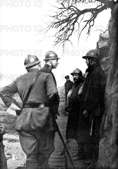 Première Guerre Mondiale. 
Visite du roi Albert de Belgique aux tranchées de Steenstraete, en 1916.