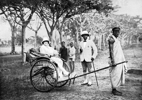 Le prince Arini Oualino, fils de l'ancien roi Behanzin  en promenade avec sa jeune femme, au cours d'un séjour à Abomey, en 1928.