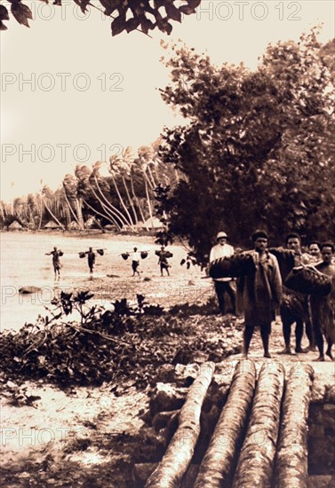 Dans les îles Wallis, la plage de Mata-Uru, capitale de l'archipel, en 1926.