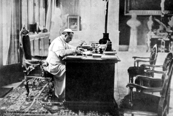 Le pape Pie XI dans son cabinet de travail au Vatican