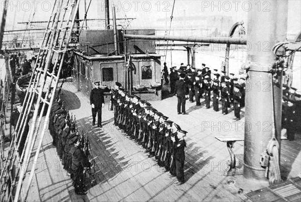 L'entrainement militaire de la jeunesse fasciste sur le bateau-école "Asilo-Carraccioli", à Naples