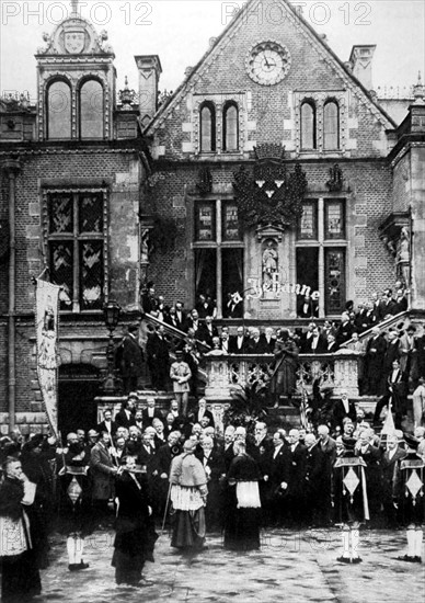 Dans la cour de l'hôtel de ville, l'évêque et le clergé d'Orléans vont remettre à la municipalité la bannière de Jeanne d'Arc en présence du président Doumergue