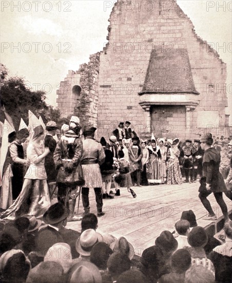 Au château de Chinon, théâtre en plein air. Reconstitution de la première rencontre de Jeanne d'Arc et du dauphin Charles.