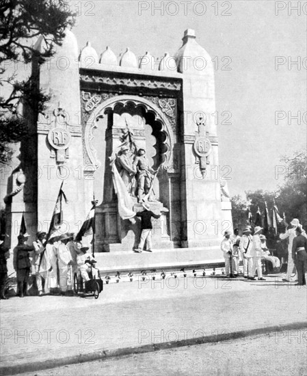 A Dakar, inauguration du monument aux morts en présence de M. Maginot, ministre des colonies et de M. Carde, gouverneur général de l'A.O.F.