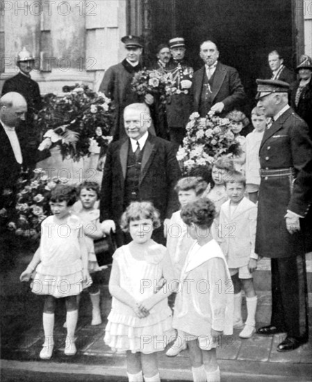 Le président de la république, M. Gaston Doumergue, sur le perron de l'Hôtel de ville de Reims reconstruit (1928)