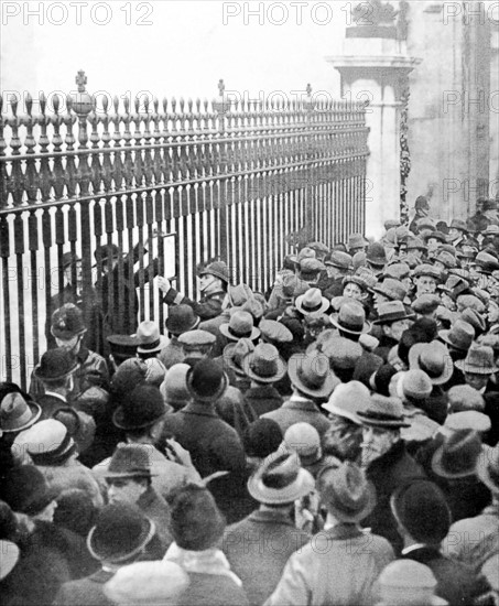 Les londoniens devant le palais de Buckingham, au moment de l'affichage du bulletin de santé du roi George V.