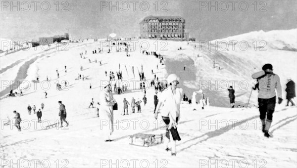 Winter sports in the Pyrenees (1923)