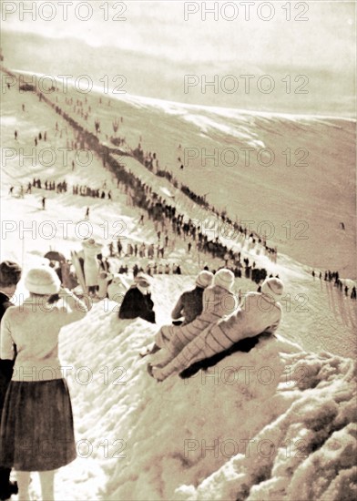 Winter sports in the Pyrenees (1923)