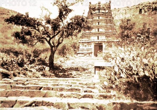 Inde. Dans le sud du pays, vieux gopuram sur la route de Timpali à Tirumalaï.