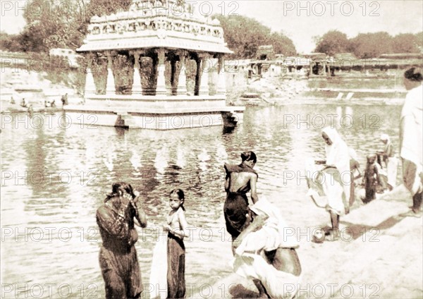 Inde. Dans le sud du pays, les ablutions aux bords de l'étang sacré de Tirumalaï, la ville sainte.