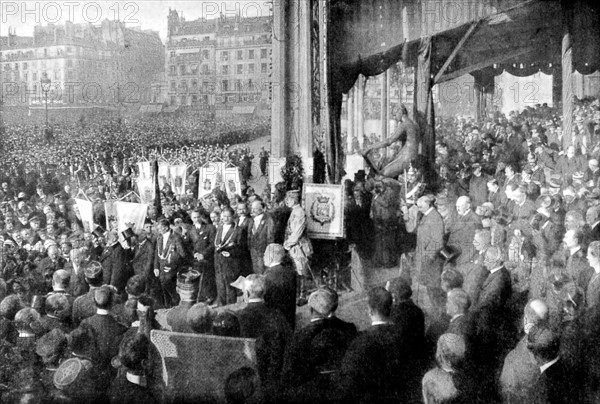 The city of Paris decorated with the War Cross (1919)