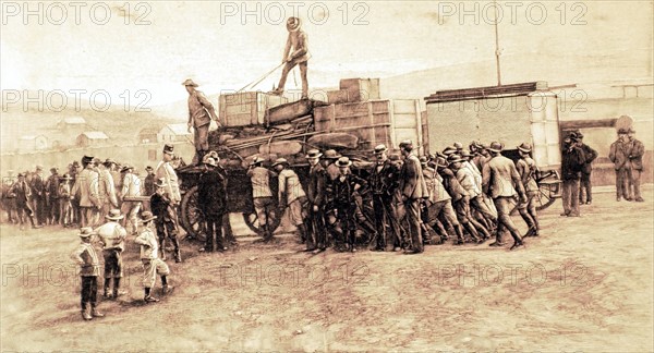 Guerre du Transvaal. Chargement d'un canon du Creusot pour Ladysmith (1900)