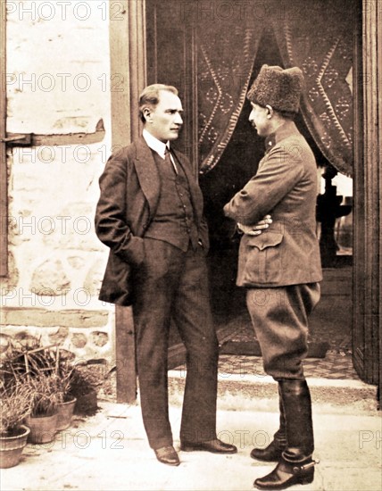 Moustapha Kemal Pacha et le commandant en chef des armées Kemalistes, le général Ismet Pacha (1922)
