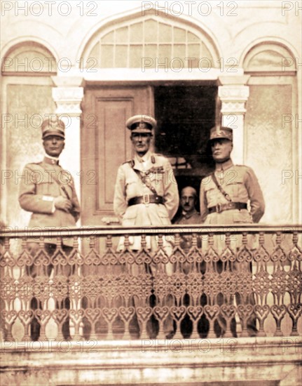 Au balcon du G.Q.G. interallie de Constantinople, le general italien Mombelli, le general britannique Sir Charles Harington, commandant en chef, et le general francais Charpy (1922)