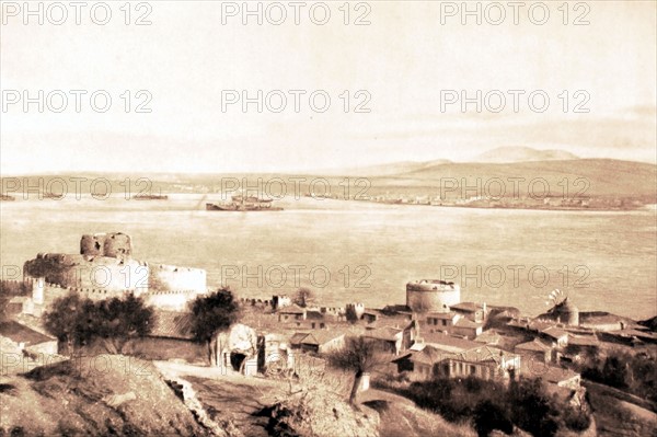 Les Dardanelles entre Kilid Bahr au 1er plan, sur la côte d'Europe, et Tchanak, en face, sur la côte d'Asie (1922)